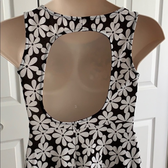 👗BOGO- Adorable black and white daisy skater dress - Picture 2 of 3